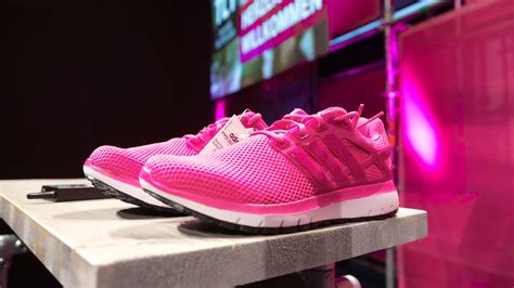 adidas schuhe magenta telekom|Der limitierte Adidas.